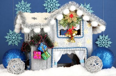 mavi renkli Noel evi dekore edilmiş