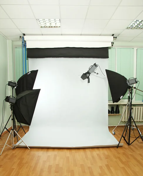 Studio fotografico vuoto con attrezzatura di illuminazione — Foto Stock