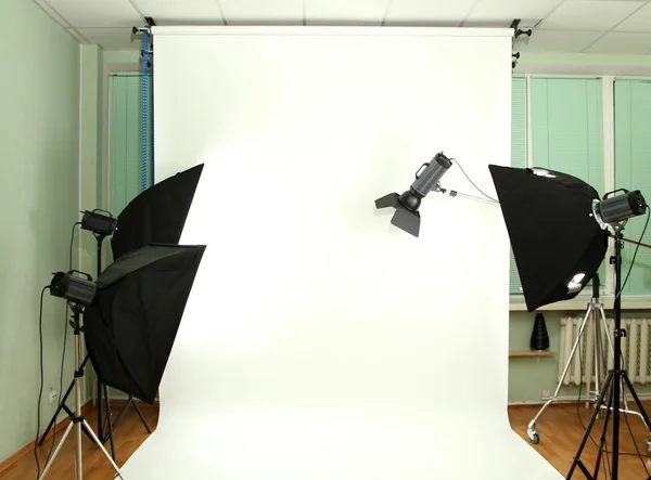 Studio fotografico vuoto con attrezzatura di illuminazione — Foto Stock