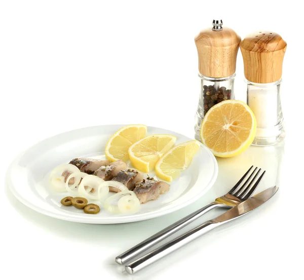 Schüssel Hering und Zitrone auf Teller isoliert auf weiß — Stockfoto
