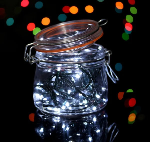 유리 병에 있는 크리스마스 불빛 조명 배경 흐림 — 스톡 사진