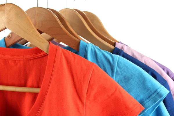 Keuze van de kleren van verschillende kleuren op houten hangers, geïsoleerd op wit — Stockfoto