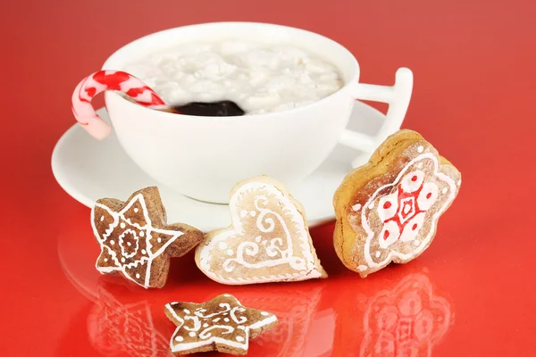 Tasse de café avec douceur de Noël sur fond rouge — Photo