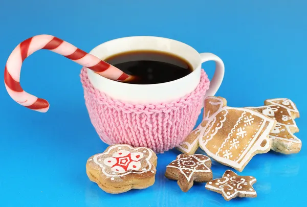 Taza de café con dulzura navideña sobre fondo azul —  Fotos de Stock