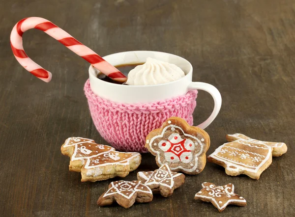 Cup of coffee with Christmas sweetness on wooden table close-up — Stock Photo, Image