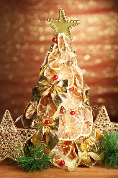 Bellissimo albero di Natale di limoni secchi con arredamento, su sfondo lucido — Foto Stock