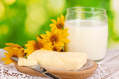 Ahşap kutusunda çiçek çevrili doğal arka plan yakın çekim üzerinde süt tereyağı