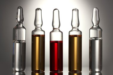 Gri arka planda tıbbi ampule