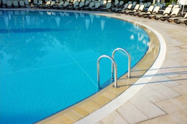 Güneşli yansımalı otel yüzme havuzu