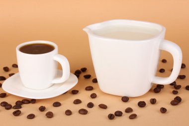 bir fincan sert kahve ve krem bej renkli arka plan üzerinde