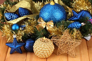 mumlar ve dekorasyon ahşap zemin üzerinde altın ve mavi renklerde yılbaşı kompozisyonu