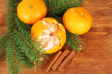 ahşap zemin üzerine lezzetli mandalina