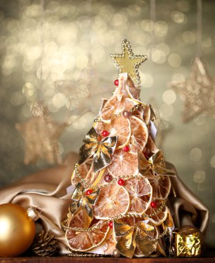 Kuru limon dekor, Parlatıcı zemin üzerine ile güzel Noel ağacı