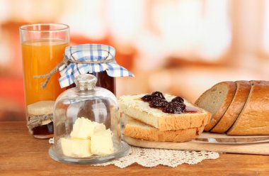 cam kapak ve taze ekmek ile cam tabak tereyağı, reçel parlak zemin üzerine