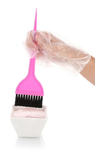 La mano de la mujer en un guante sumerge el cepillo en tinte para el cabello, sobre fondo blanco —  Fotos de Stock