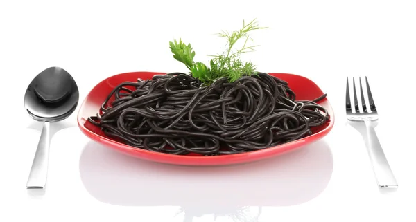 Черные спагетти изолированы на белом — стоковое фото
