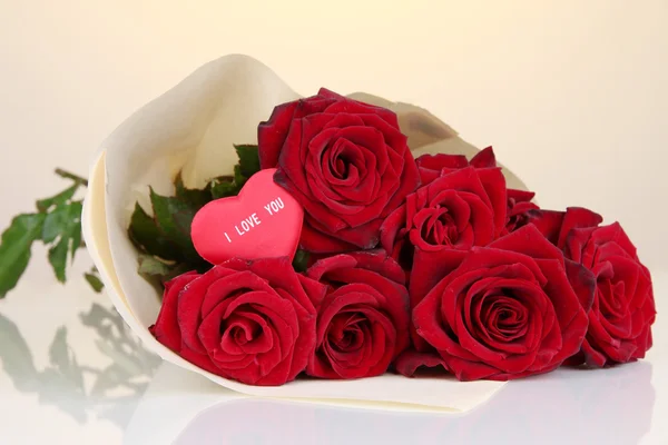 Hermoso ramo de rosas rojas con San Valentín sobre fondo amarillo — Foto de Stock