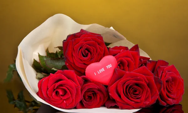 Bellissimo bouquet di rose rosse con San Valentino su sfondo giallo — Foto Stock