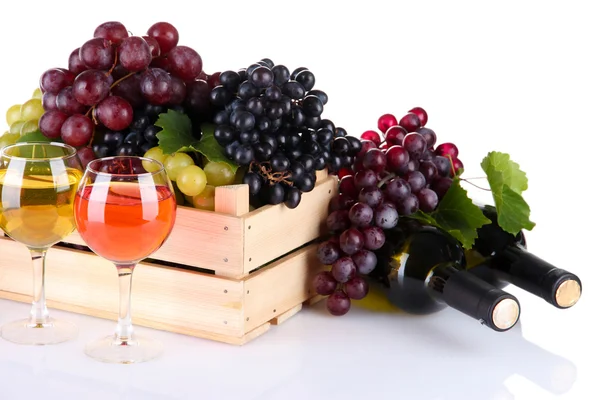 Garrafas e copos de vinho e sortimento de uvas em caixa de madeira, isolados em branco — Fotografia de Stock