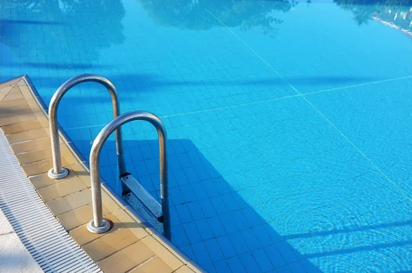 Hotel simbassäng med soliga reflektioner — Stockfoto