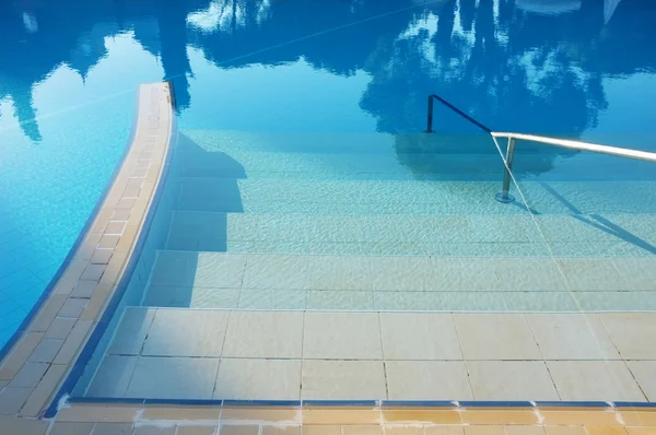 Hotel swimming pool with sunny reflections — Stock Photo, Image