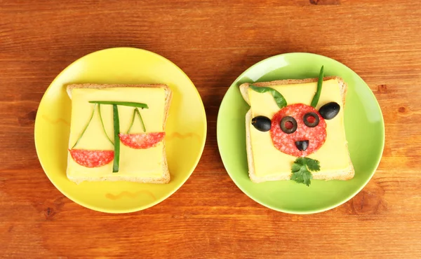 Веселая еда для детей на деревянном фоне — стоковое фото