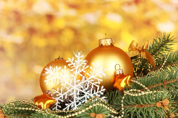 Kerstdecoratie op gele achtergrond — Stockfoto