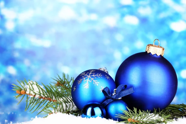 Kerst decoratie op blauwe achtergrond — Stockfoto