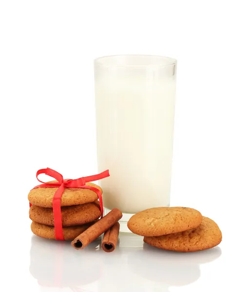 Galletas de jengibre y leche en vaso aisladas en blanco —  Fotos de Stock