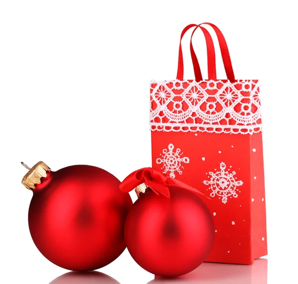 Karácsonyi Papír porzsák az ajándékokat a karácsonyi játékok a szürke háttér — Stock Fotó
