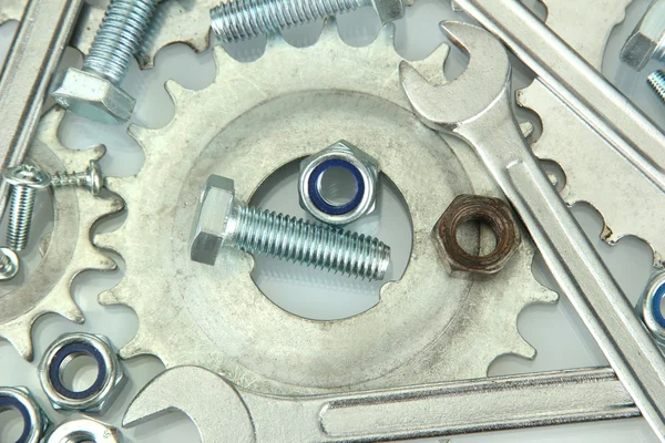 Machine gear, metal cogwheels, nuts and bolts background, close-up — Stock Photo, Image