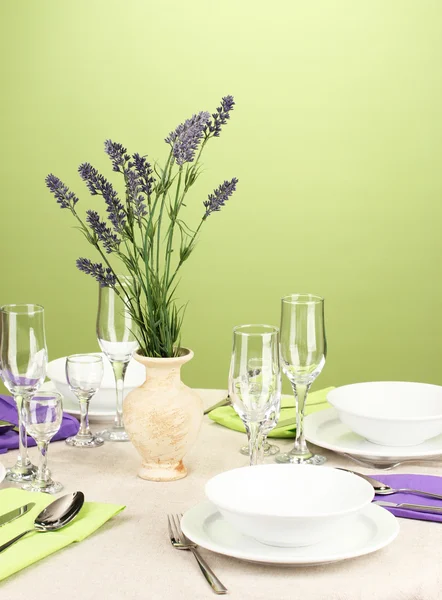 Configuración de la mesa en tonos violeta y verde sobre fondo de color —  Fotos de Stock