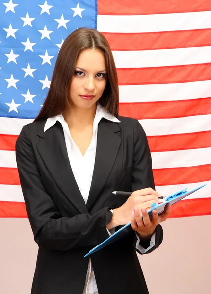 Mujer joven con bandera americana —  Fotos de Stock