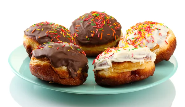 Sabrosas rosquillas en la placa de color aislado en blanco — Foto de Stock