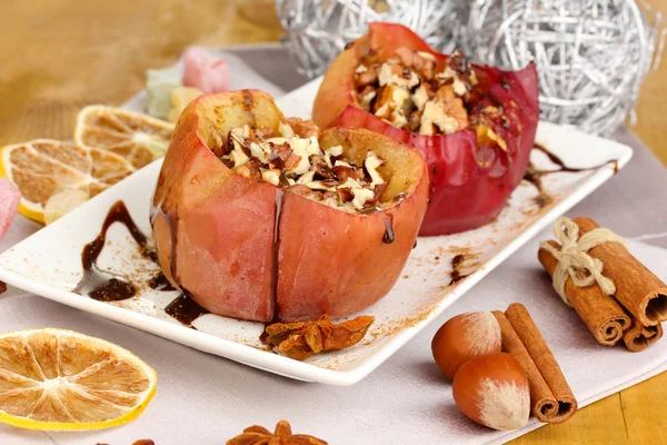 Manzanas al horno en el plato de cerca —  Fotos de Stock