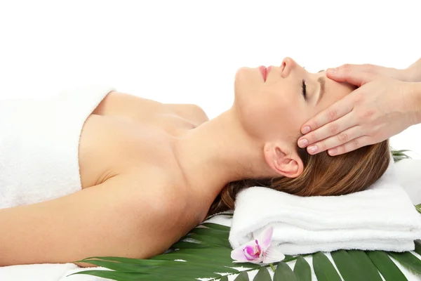 Retrato de una hermosa mujer en el salón de spa tomando masaje en la cabeza — Foto de Stock