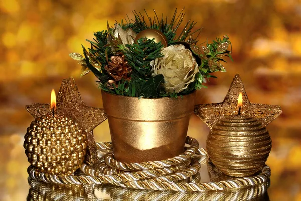 Weihnachtskomposition mit Kerzen und Dekorationen in Goldfarbe auf hellem Hintergrund — Stockfoto
