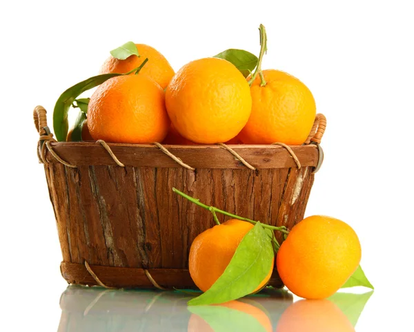 Ripe sweet tangerine with leaves in basket, isolated on white — Stock Photo, Image