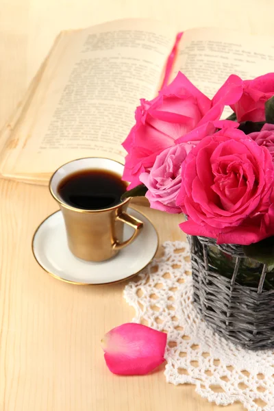Belles roses roses en vase sur table en bois close-up — Photo