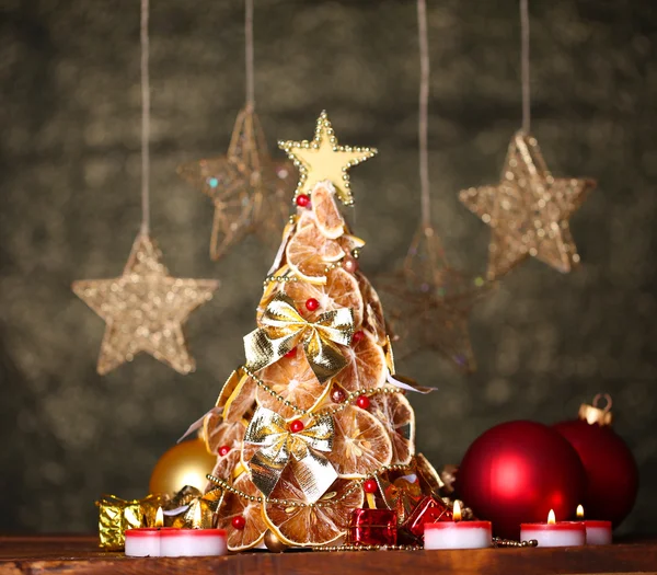 Prachtige Kerstboom van droge citroenen met decor, op grijze achtergrond — Stockfoto