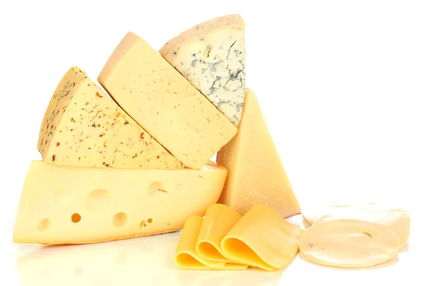 Varios tipos de queso aislado en blanco —  Fotos de Stock