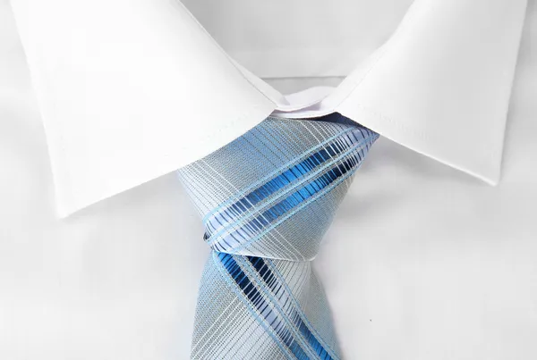 New white man 's shirt with color tie on wooden background — стоковое фото