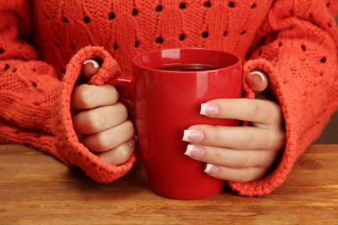 bir fincan tutan eller sıcak içecek, yakın çekim