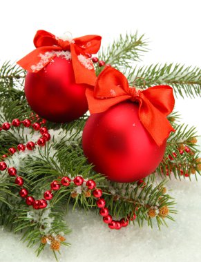 Noel topları ile üzerine beyaz izole kar köknar ağacı