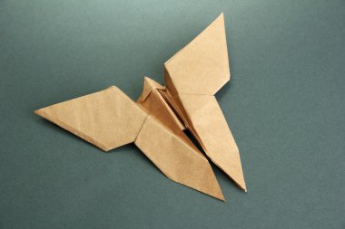 Origami kelebek gri arka plan üzerinde
