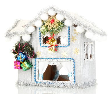 beyaz izole bir şekilde dekore edilmiş Noel evi