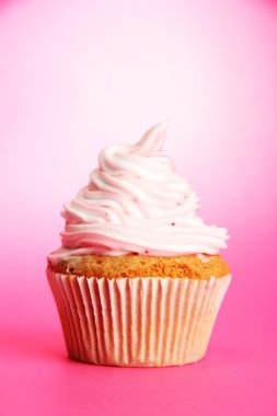 pembe bir arka plan üzerinde leziz cupcake