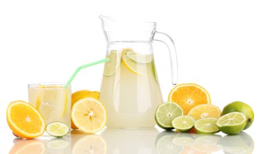 narenciye limonata sürahi ve bardak izole üzerinde beyaz etrafında narenciye