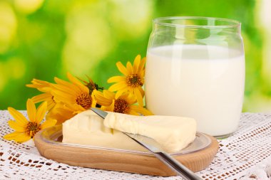 Ahşap kutusunda çiçek çevrili doğal arka plan yakın çekim üzerinde süt tereyağı