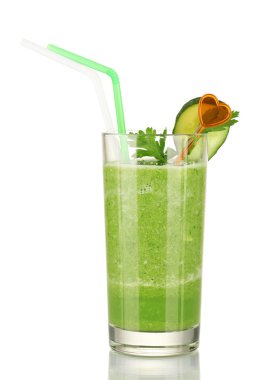 yeşil sebze suyu üzerinde beyaz izole